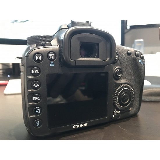Canon EOS 7D 18 MP CMOS Digital SLR Camera Body Only (discontinued by manufacturer)
